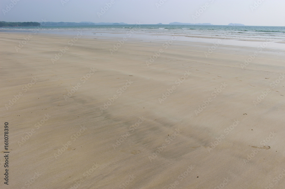 砂浜と海と空