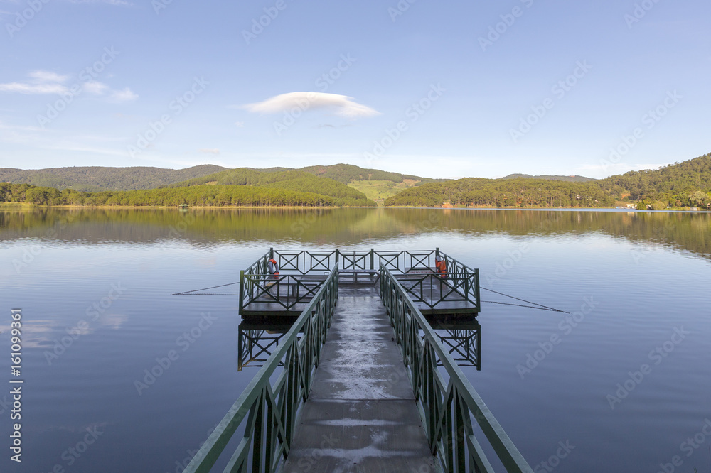 Naklejka premium Peaceul Lake in Da Lat, Vietnam.