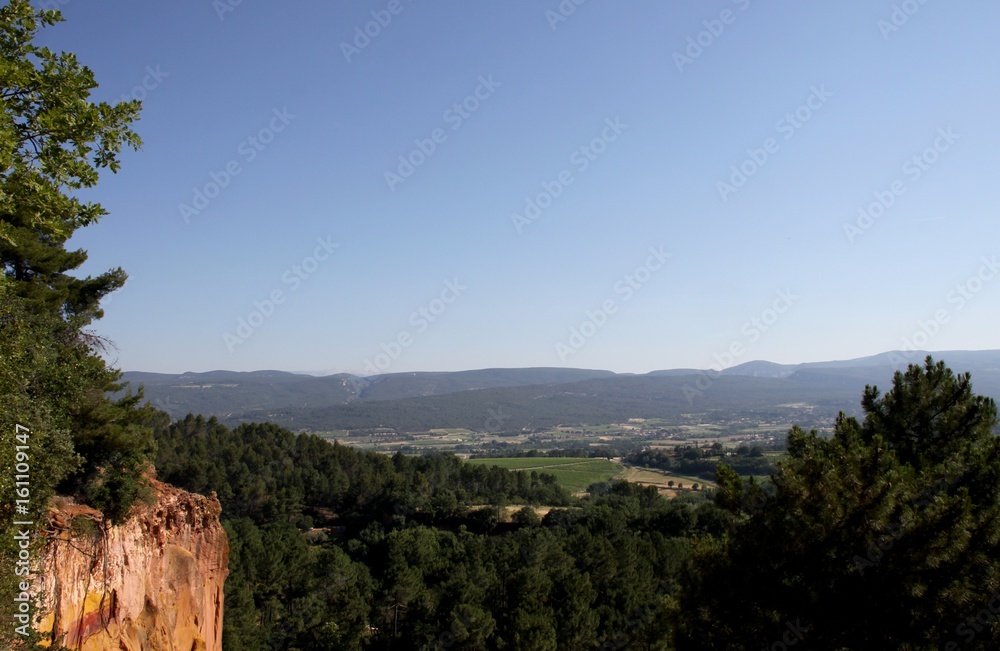 le sentier des ocres à Roussillon, petit village de Provence dans le Vaucluse