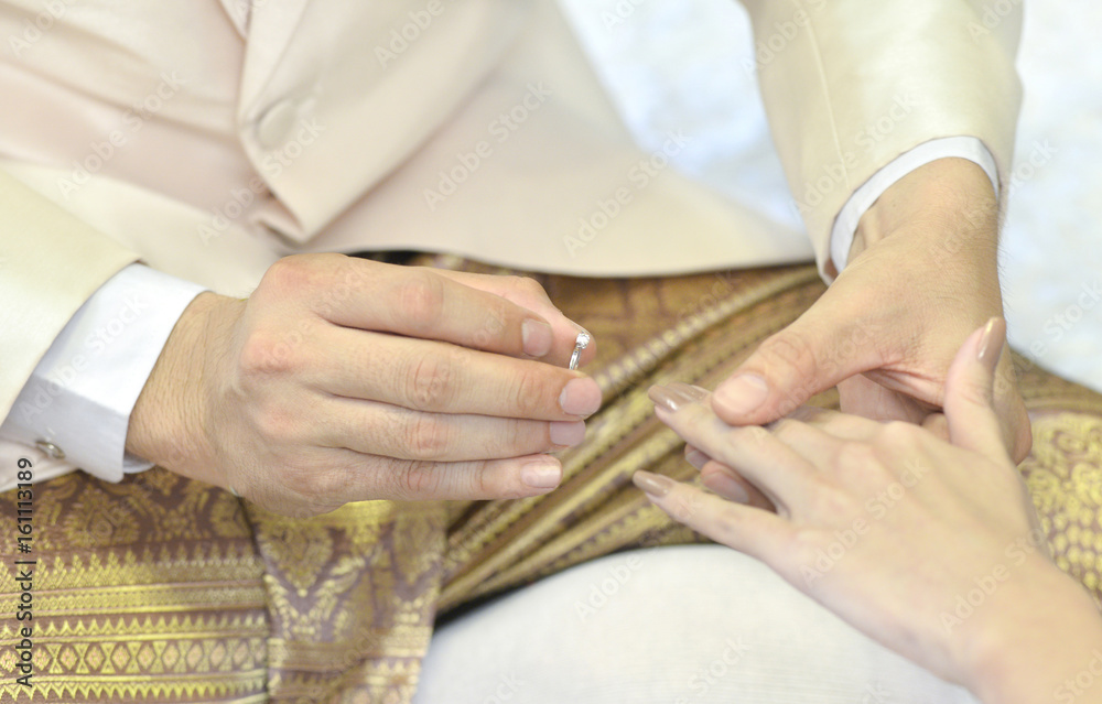 Obraz premium The bride dresses a wedding ring in finger hand marriage and love concept