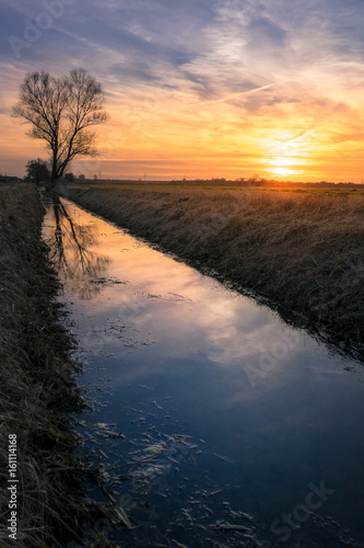 Sonnenuntergang auf Feld mit Wassergraben © Kai