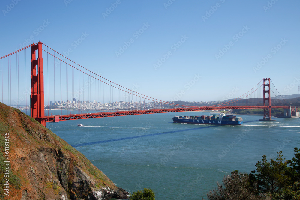 Fototapeta premium Containerschiff Golden Gate Bridge II