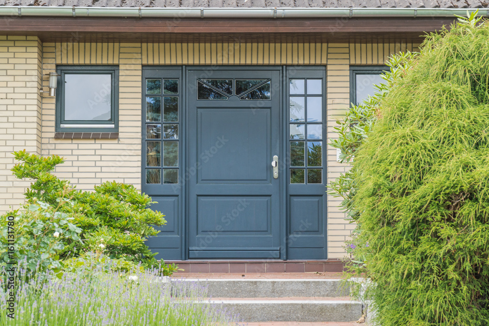 Obraz premium Elegante Haustür eines Hauses