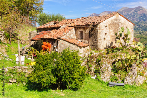Foto Tumbledown cottage up on the slopes in Basilicata, Italy
