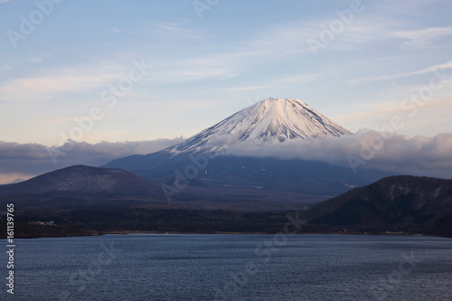 本栖湖から望む富士山