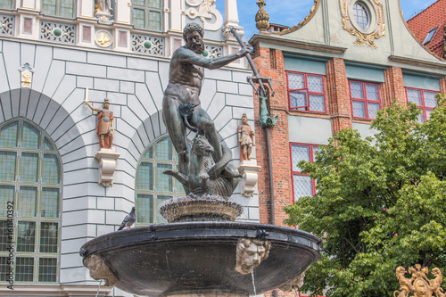 Neptunbrunnen (Fontanna Neptuna) vor dem Danziger Artushof (Dwór Artusa) Gdańsk (Danzig) pomorskie (Pommern) Polska (Polen)