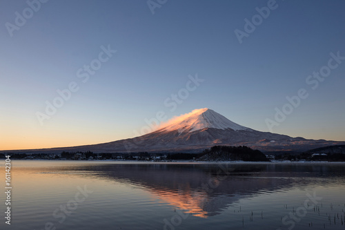 河口湖から望む富士山の夜明け © sakura