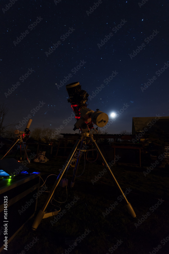 Professional astrophotography telescope equipped with guider scope and