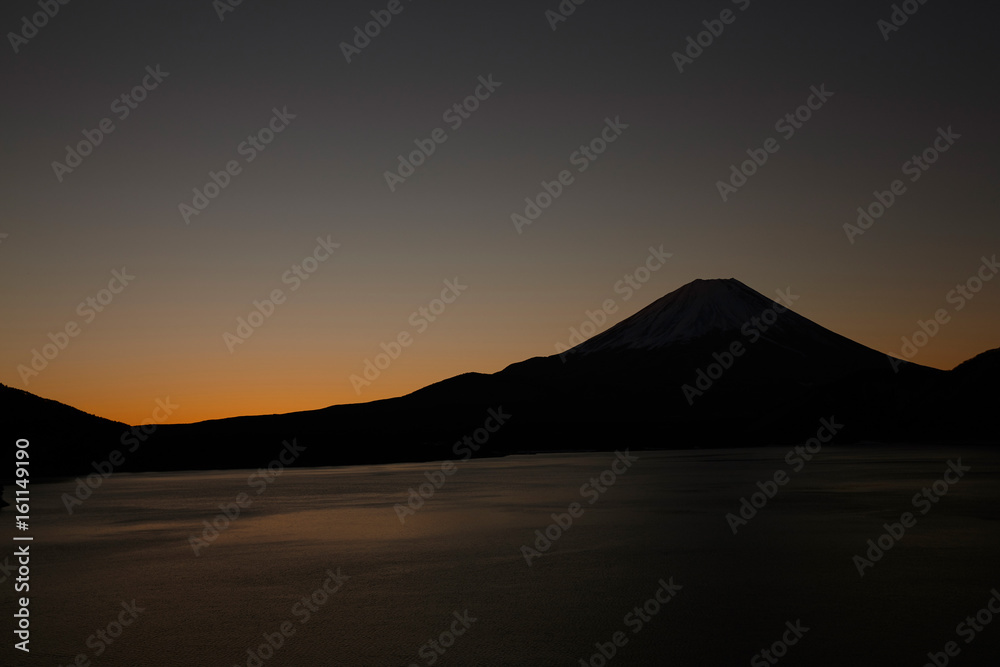 夜明けの本栖湖から富士山