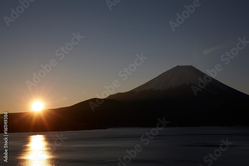 本栖湖から富士山の日の出