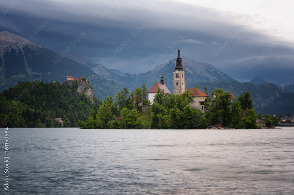 Fototapeta premium Amazing spring sunrise on Bled lake, Island, Church And Castle with Mountain Range (Stol, Vrtaca, Begunjscica) In The Background - Bled, Slovenia, Europe