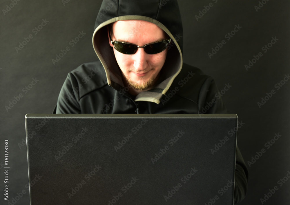 Hacker vor dem Notebook Hacker vor dem Notebook