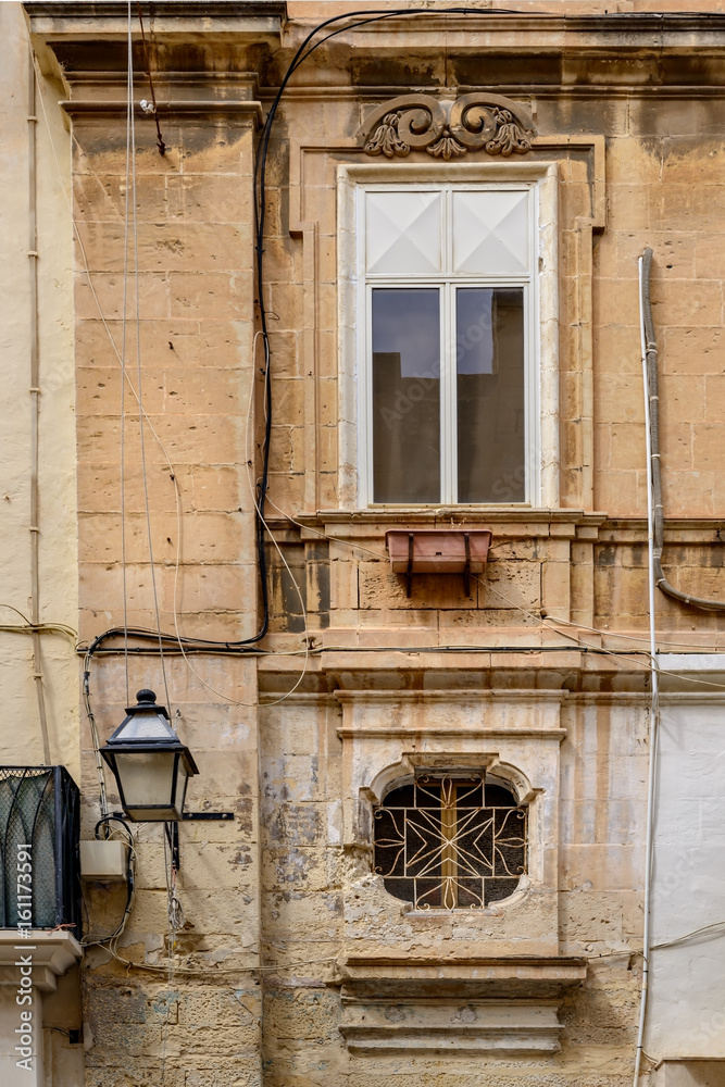 Fenstergitter mit Malteserkreuz in der Altstadt von Valletta