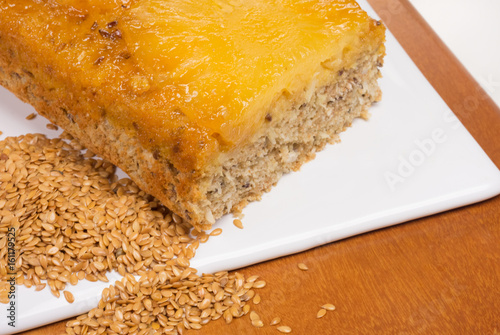 Foto Cut wholemeal pineapple cake with linseed and golden linseed