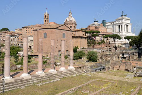 Le forum Romain avec le palais Victor-Emmanuel II en fond d'image 