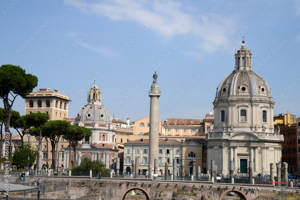 L'église Santissimo Nome di Maria al Foro Traiano et la colonne Traiano