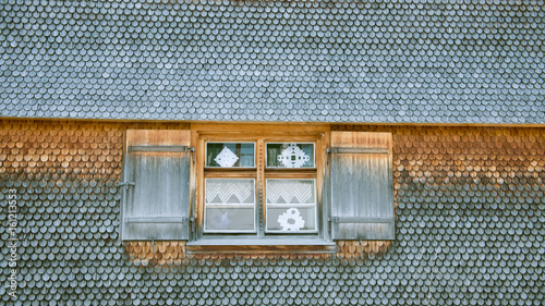 Holzhaus mit Schindeln und altes Holzfenster 