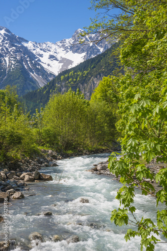 paysage autrichien avec rivière photo