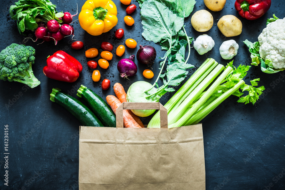 Ταπετσαρία Colorful organic vegetables in paper eco shopping bag