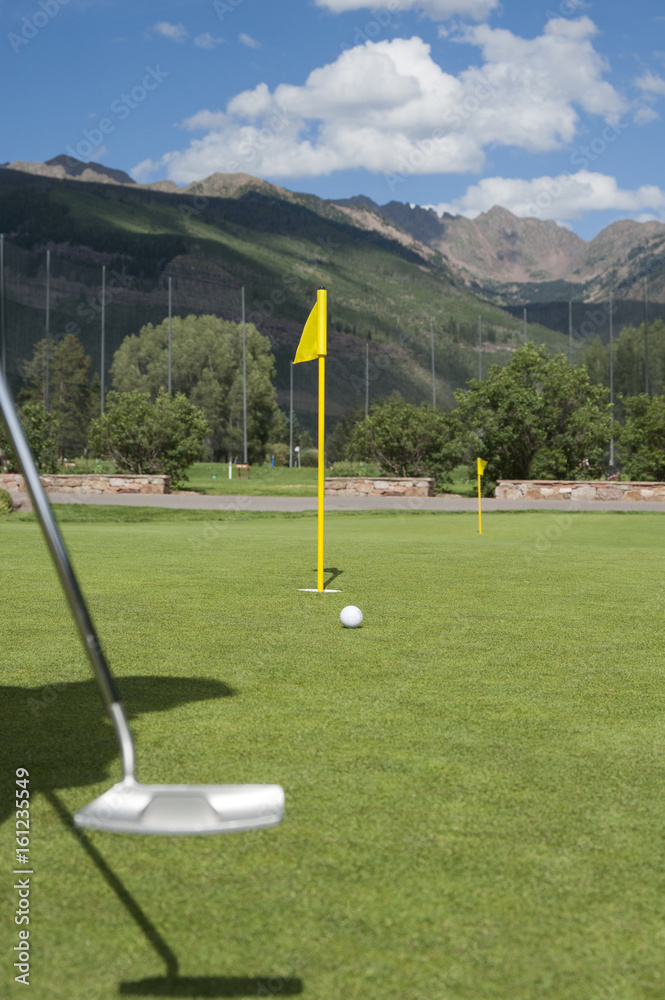Obraz premium Putting on the Vail Golf Course