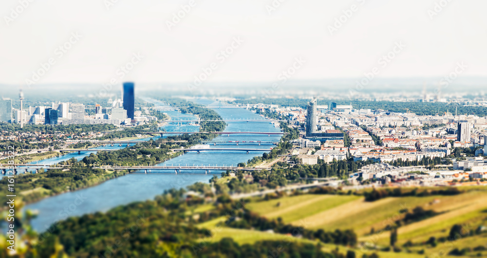 Obraz premium Panoramiczny widok na Wiedeń, Austria z Kahlenberg