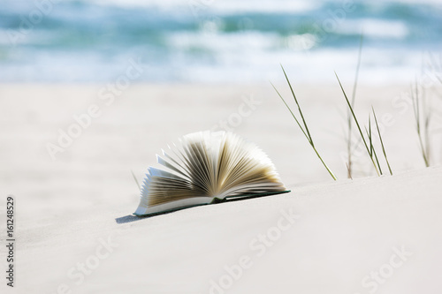 Buch am Strand