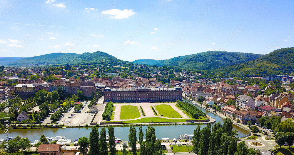 Fototapeta premium Luftbild von Saverne mit Schloss