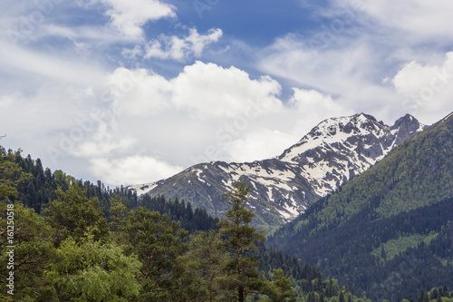 Горный пейзаж, красивый вид на живописные горные склоны, панорама горного ущелья, белые облака на небе, дикая природа и горы Северного Кавказа © Ivan_Gatsenko