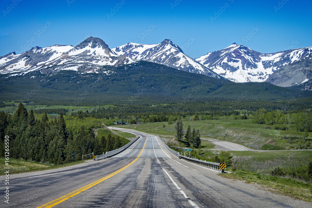 Fototapeta premium highway road going to Glacier National Park 