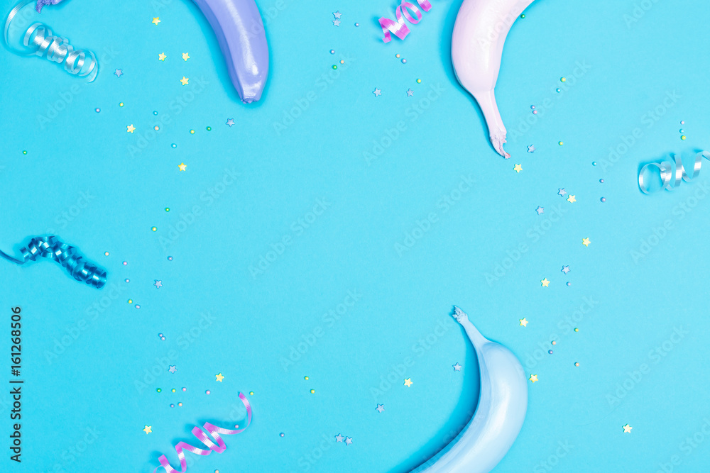 Party theme in blue and purple with streamers and painted bananas Party theme in blue and purple with streamers and painted bananas