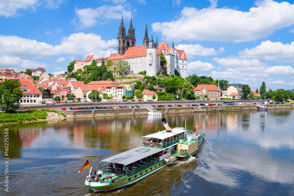 Albrechtsburg Meissen mit Raddampfer in der Elbe