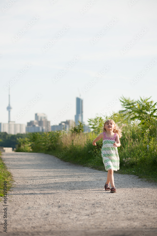 Fototapeta premium girl on a path