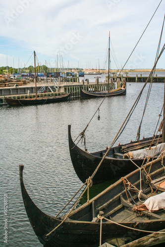 Fotografía viking ships in the fjiord of Roskilde