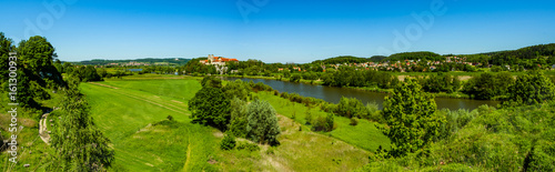 Panorama na Opatctwo Benedyktów w Tyńcu i okoliczne domy mieszkalne.