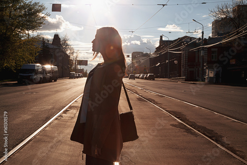 Canvas Print Urban girl standing out from the crowd at a city street