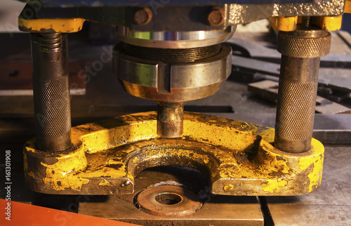 Electrical powerful machine for punching. only by pressure.
