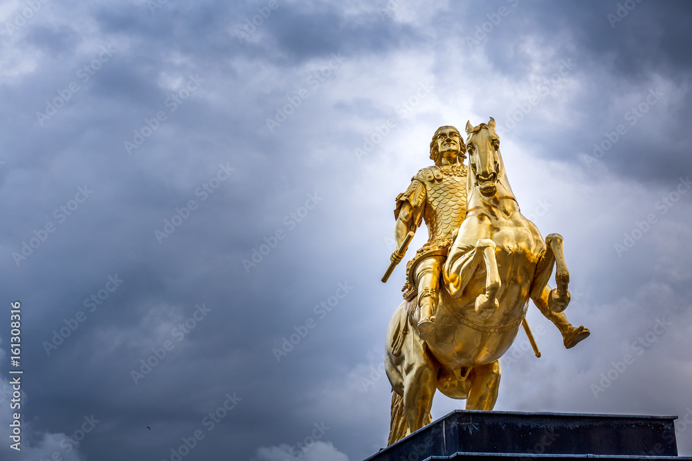 Fototapeta premium Goldene Reiter Statute in Dresden