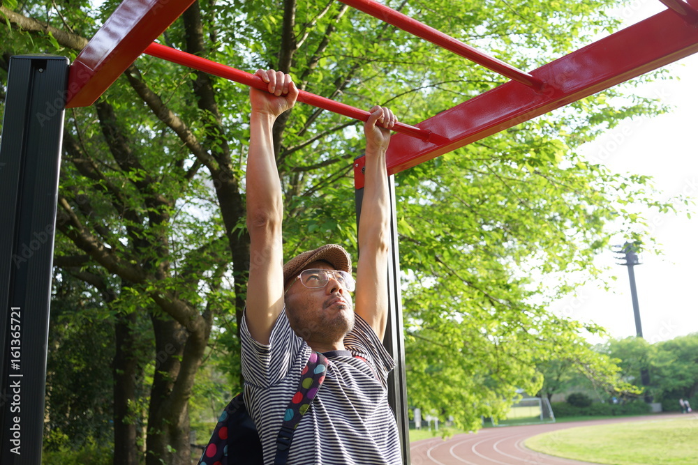 Obraz premium うんてい 成人男性 アスレチック 健康法 運動 父親