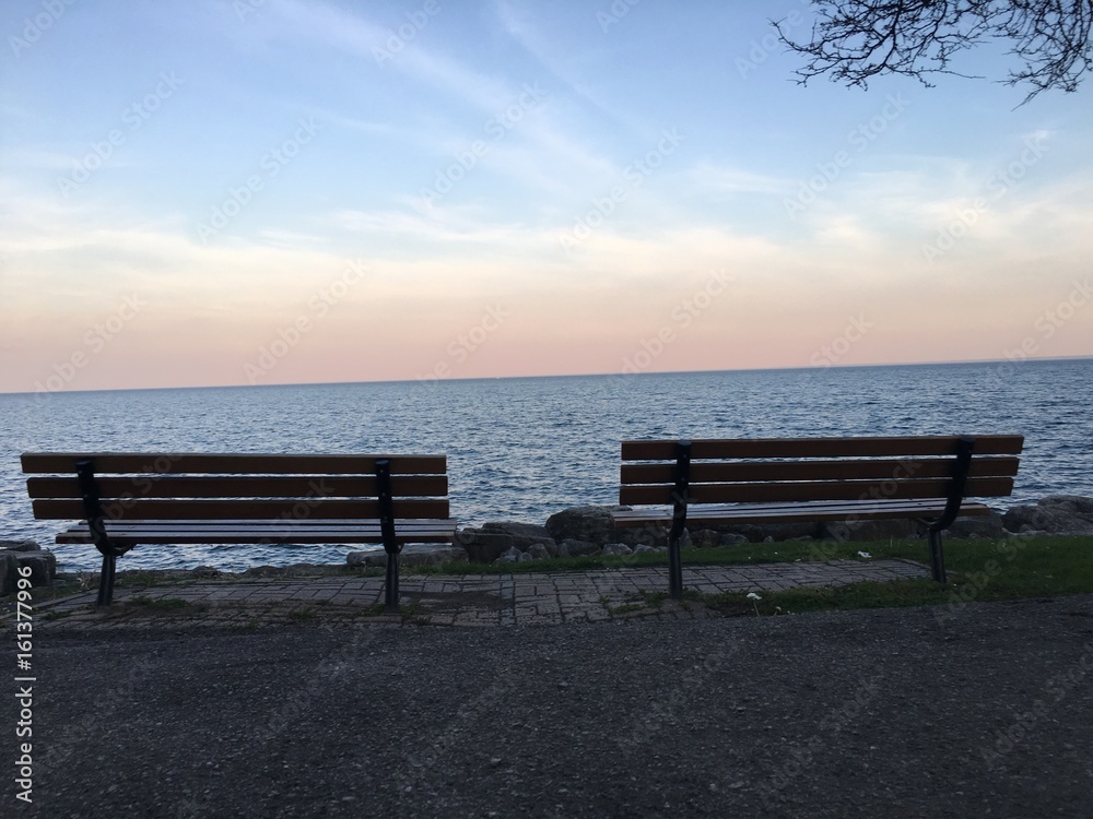 banca con vista al lago