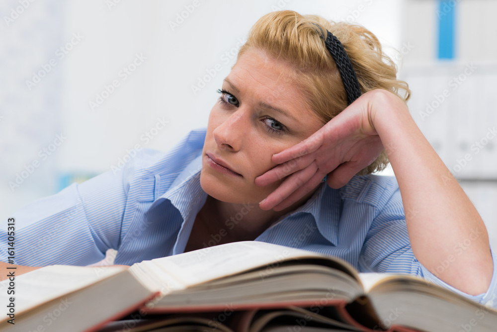 Frustrierte Mitarbeiterin möchte ihre Arbeit nicht mehr sehen Frustrierte Mitarbeiterin möchte ihre Arbeit nicht mehr sehen