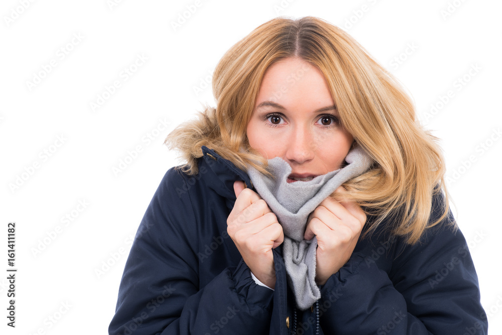 junge frau friert vor kälte Stock-Foto | Adobe Stock