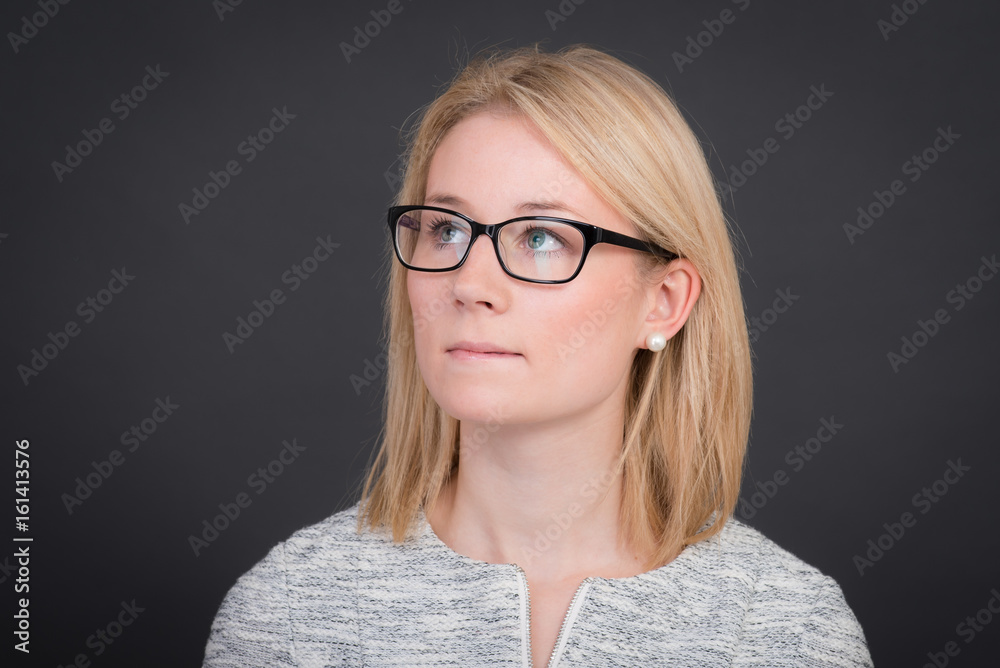 frau schaut aufmerksam frau schaut aufmerksam