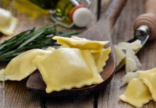 Quadro em tela Ravioli auf Kochlöffel, Nahaufnahme, Foodstyling
