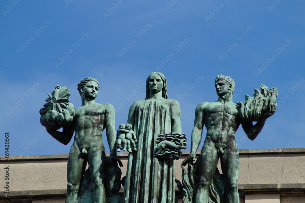 Drei Statuen auf dem Palais de Chaillot in Paris