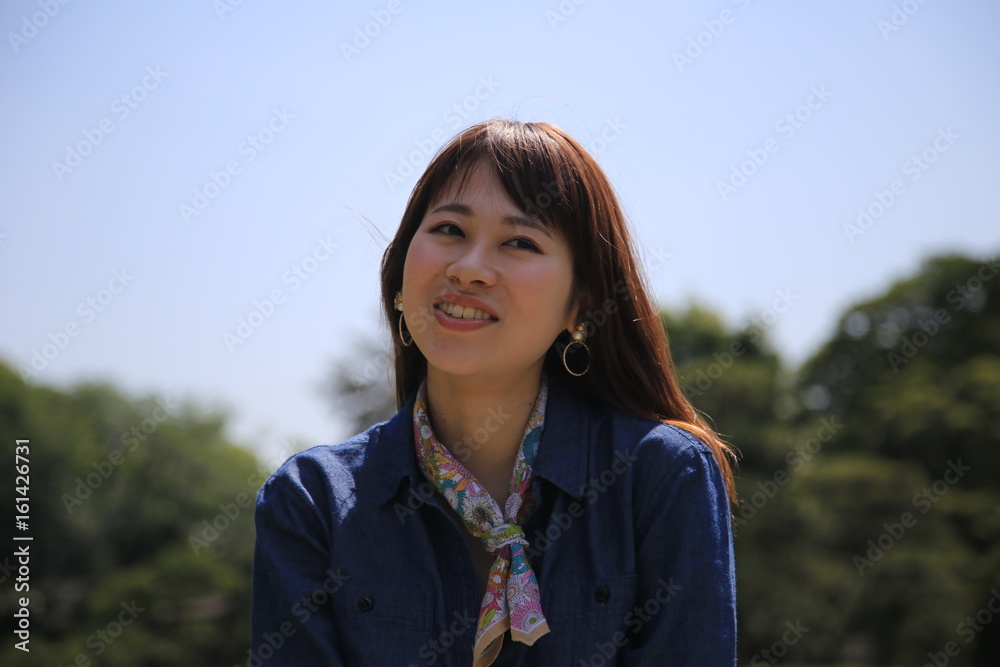 新緑と女性 新緑と女性