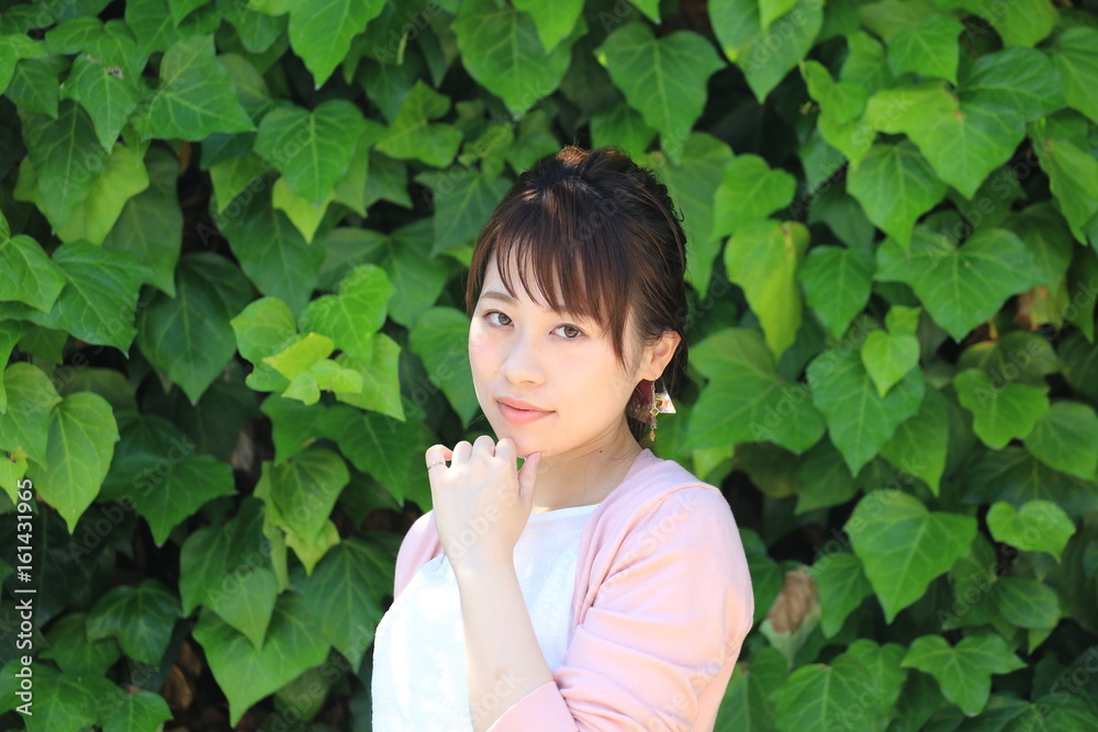 蔦の背景と女性 蔦の背景と女性