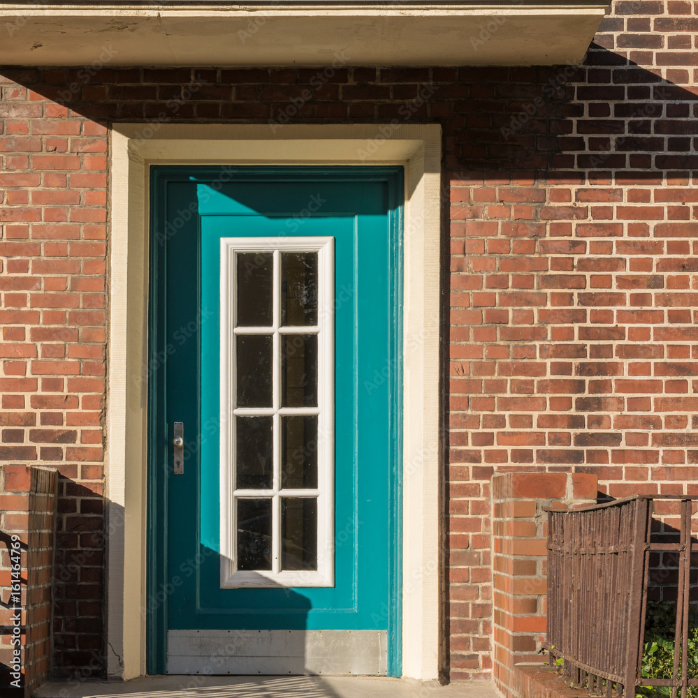 Fototapeta premium Alte Holztür in einem Mehrfamilienhaus