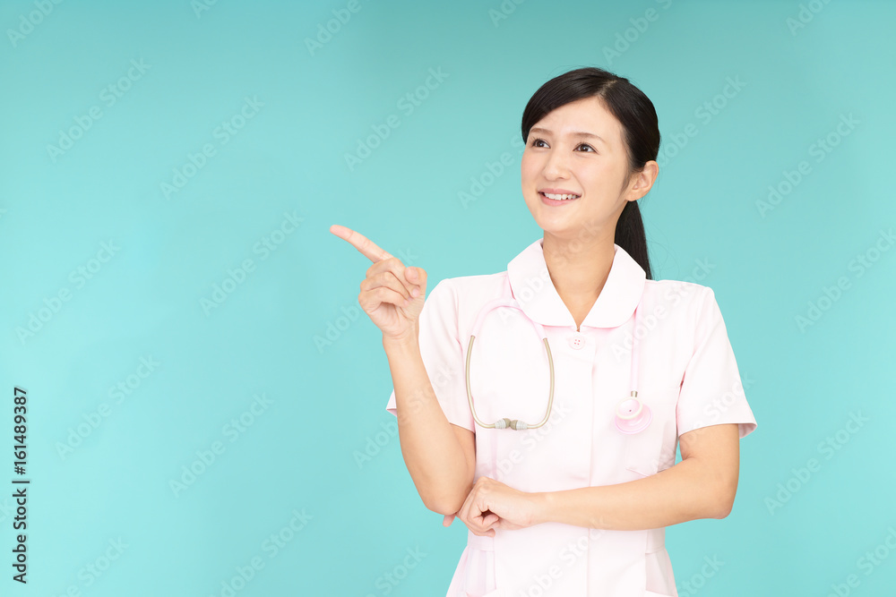 指示する笑顔の看護師 指示する笑顔の看護師