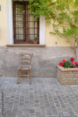 Alter Stuhl vor italienischem Haus