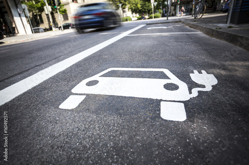 Symbol für Elektrotankstelle für Elektroautos auf der Straße photo